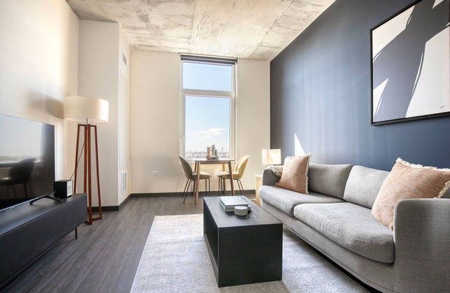 Classic West Loop 1BR w/Gym, near Fulton Market & I-90, by Blueground