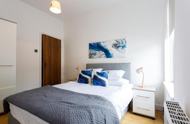 Classy & Comfy 3BR House w Free Parking, Middleton