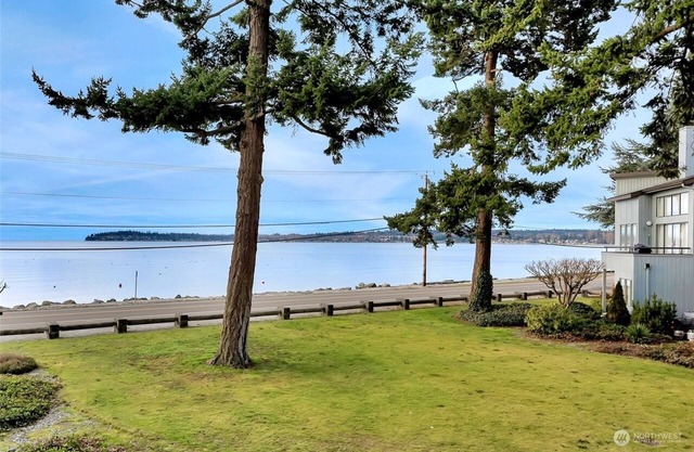 Classy, Fully remodeled Modern Condo, Indoor Pool and 3 min walk to the Beach