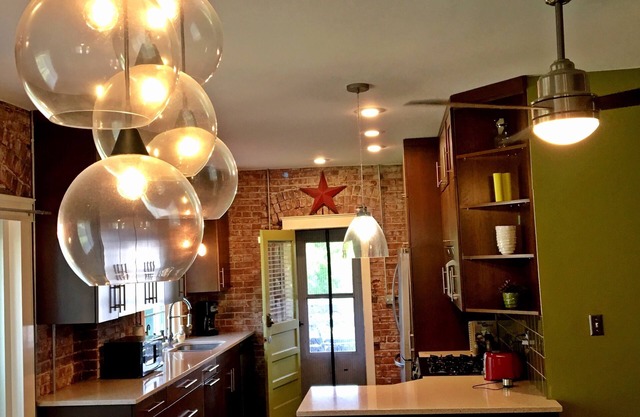Classy Vintage Home ♥ of Downtown ★ 180° Views, Walkable, Driveway, Decks