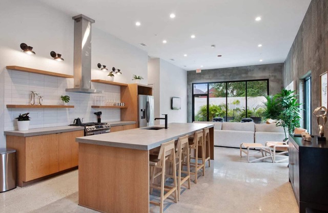 Claudia Hotel - Sense of Calm and Relaxation, Walking Distance