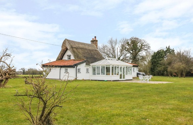 CLAY STREET, family friendly, character holiday cottage in Eye