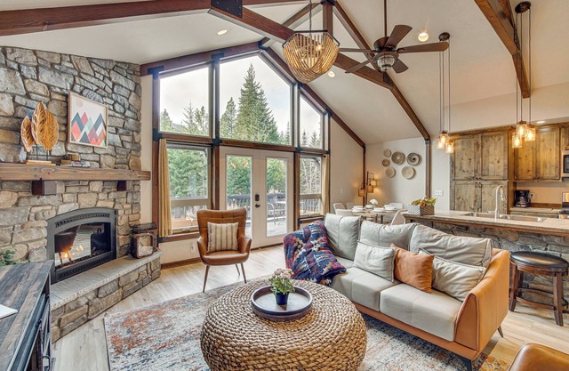 Cle Elum Cabin w/Hot Tub, Fire Pit & Deck!