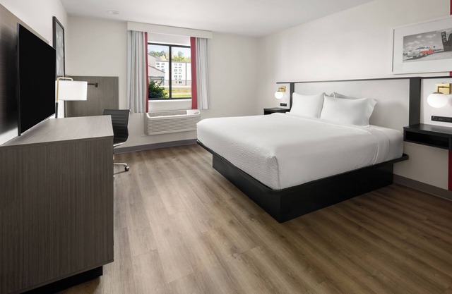 Clean 1 King-Bed Room in York just off I-83 Hershey Harrisburg