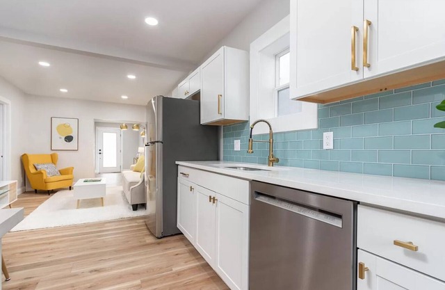Clean 3-BR, Pet Friendly, 5 mins to Riverwalk, Free WiFi