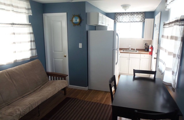 Clean affordable 1 bdrm beach block. 2 beach badges included STR # 2180