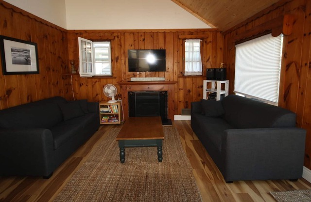 Clean and cozy cottage on beautiful lakefront in Morgan’s Point