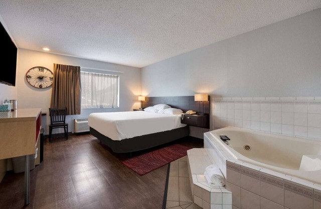 Clean and Safe Stay! Indoor Pool, Pet-friendly, Free Parking and Breakfast!