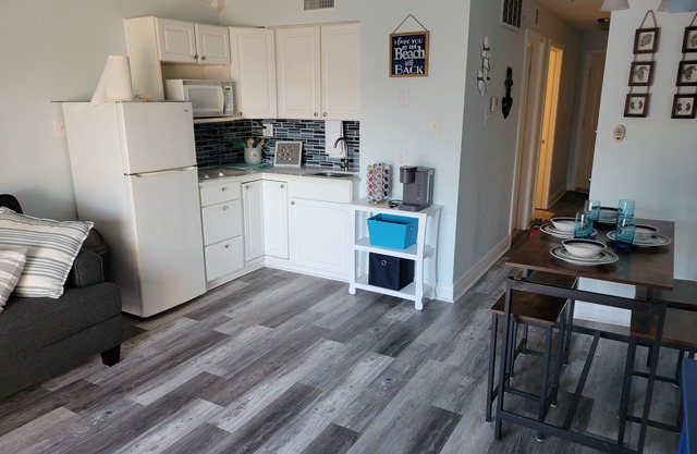 Clean beach style condo on the beach!