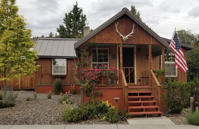 Clean cabin downtown, fresh renovation of 1919 classic