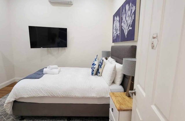 Clean CBD home w/parking, Wi-Fi, AC, near hospital & stadium