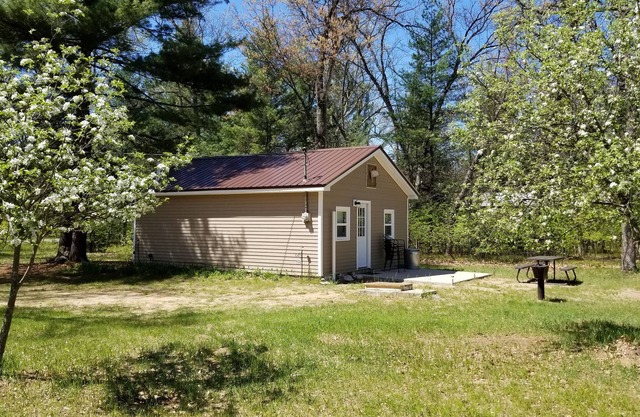 Clean, comfortable cabin within walking distance to Tippy Dam!