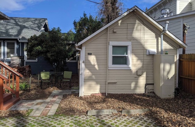 Clean Comfy Cottage Downtown