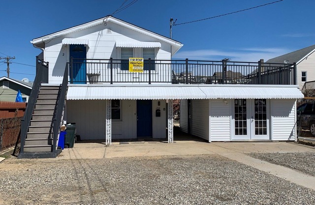 Clean/cozy, 2 BLK to beach, 1st Floor, central air/back yard, parking+4 badges