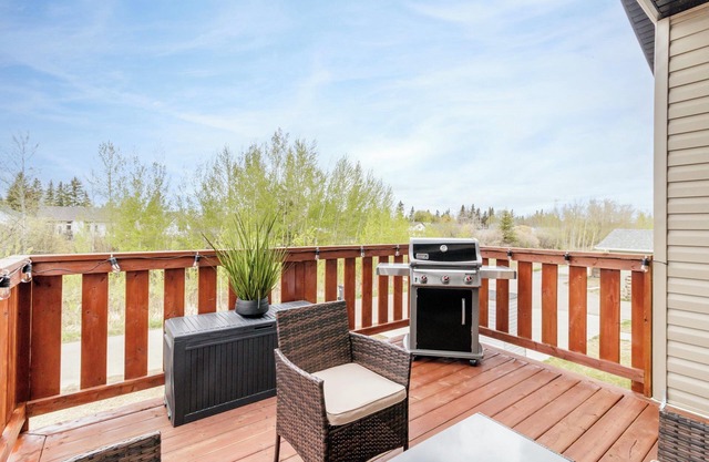 Clean, Cozy, 4 Bedroom House ~ Close to the Lake ~ Air Conditioning ~ Games Room