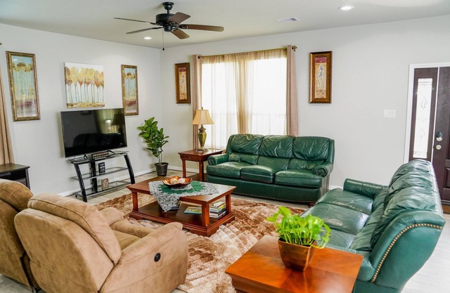 Clean & Cozy new Home, 30 mins to George Bush INTL/downtown 5 mins to woodlands