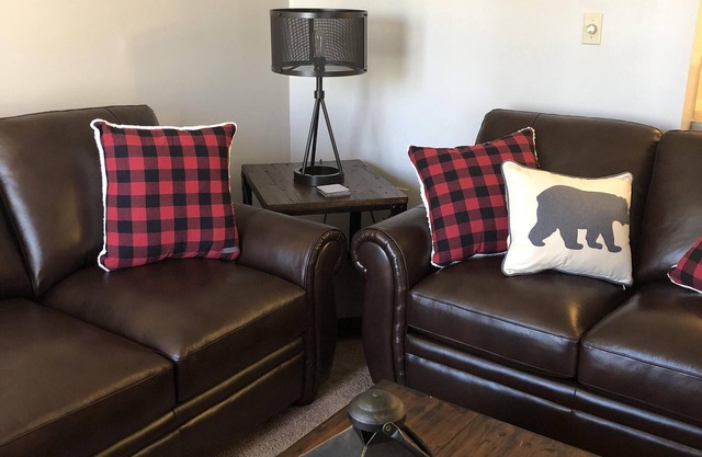 CLEAN & COZY NEWLY FURNISHED LODGE! ☃️/Spa/River/.4mi.toSKI