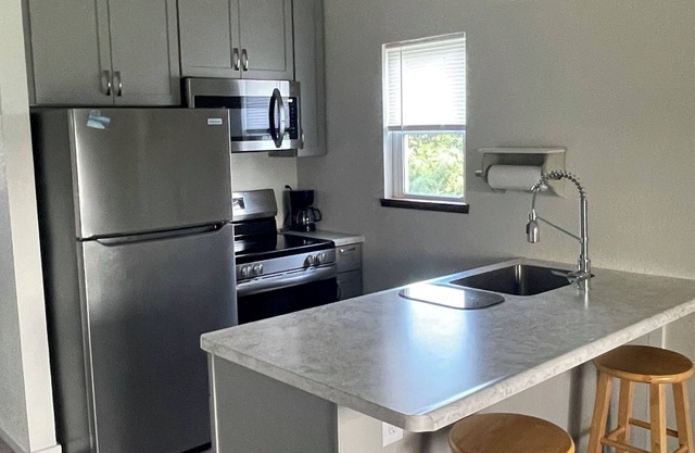 Clean Fully Furnished Green Cove Condo - Monthly Discount