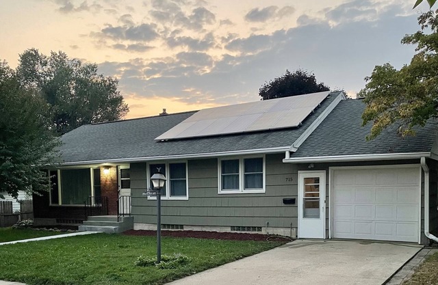 Clean, fun, comfy ranch home near parks, 2.5 mi to Mayo w Pingpong and Playroom