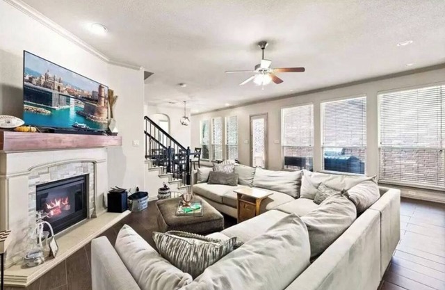 Clean Modern Spacious Open, King bed in peaceful neighborhood,Near DFW Airport