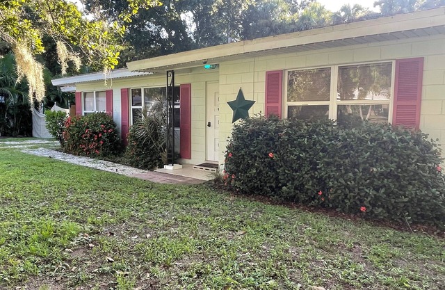 Clean quiet safe Charming 2-bedroom house in beautiful Vero Beach Florida