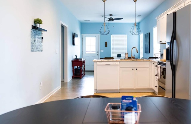 Clean & Serene House + Studio - Easy On/off I-40