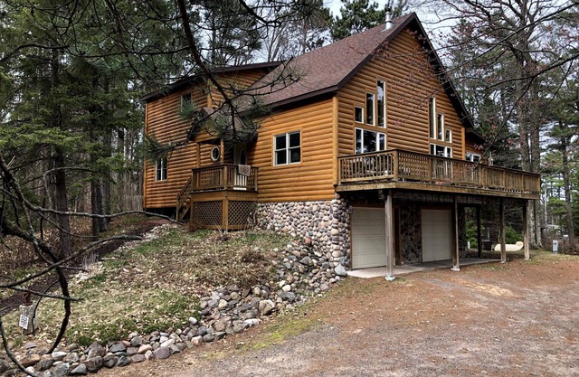 Clean & Spacious On 3,000 Acre Crystal Clear Grindstone Lake