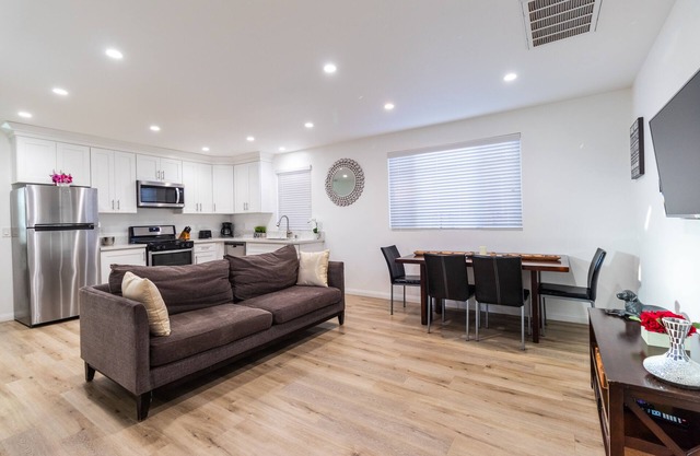 Clean & Stylish Home, Gated Parking, Yard, Fully Stocked, Monthly Discount, Pets