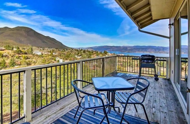 Clearvue Crest ~ Lake View Stunner in Wine Country