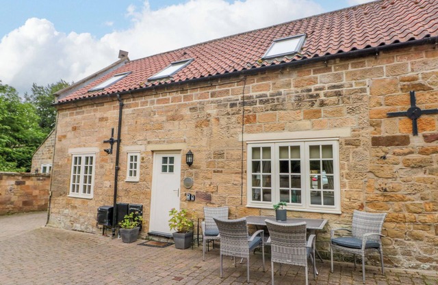 CLEMATIS COTTAGE, pet friendly, character holiday cottage in Whitby