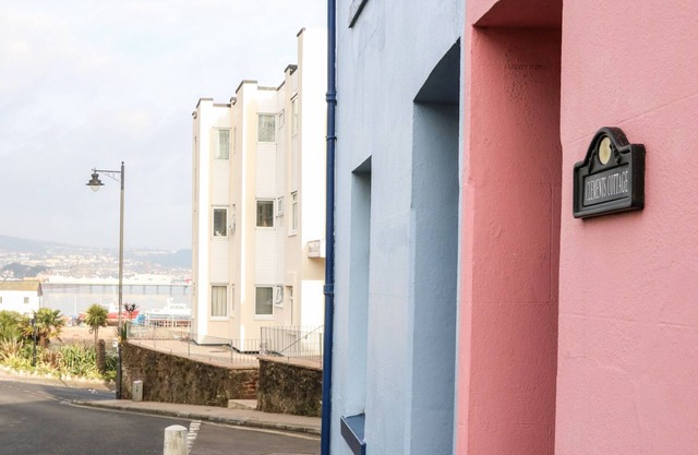 CLEMENTS COTTAGE, pet friendly, character holiday cottage in Paignton