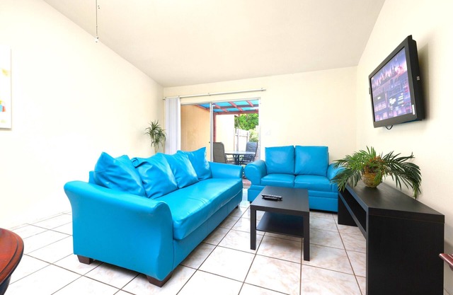 Clide's Mansion, Cozy 2BD/2BA w/Private Yard!