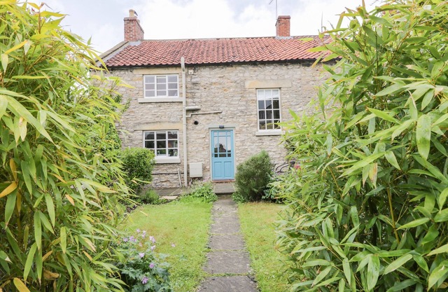 CLIFF HOUSE, family friendly, character holiday cottage in Helmsley