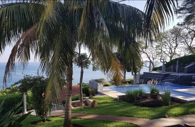 CLIFF SIDE , BEACH FRONT PARADISE!!! Private beach & 35min drive to El Tunco