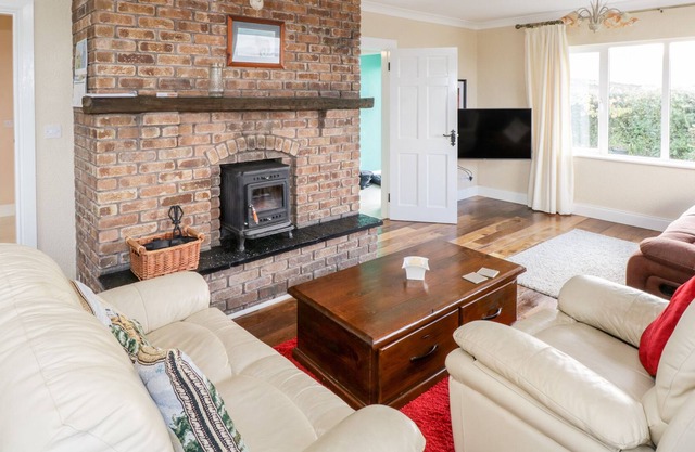 CLIFFTOP HAVEN, family friendly in Tully, County Galway