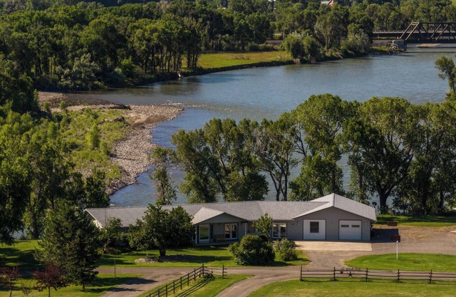 Clifftop Lookout on the Yellowstone - Stunning Views of the Yellowstone River