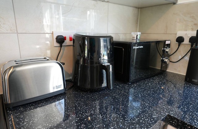 Cliveden Stud Cottage w/HotTub near Cliveden Trust on Ex-Racing Horse Grounds