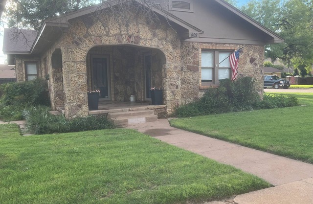 Close to Abilene and Sweetwater Marvelous 3 bdrm with pool.
