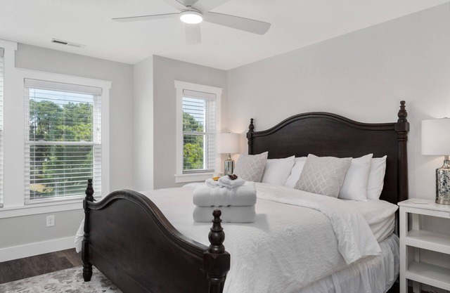 Close To Attractions & Beaches! Dog Friendly! T1