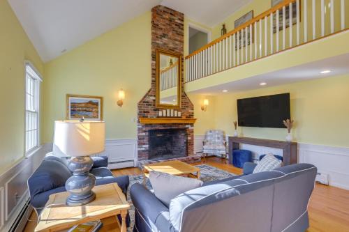 Close to Beaches Gem with Yard and Sunroom in Orleans
