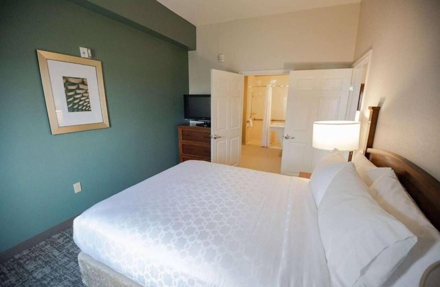 Close to BREC's Baton Rouge Zoo! W/Private Kitchen! Free Parking, Pool Onsite!