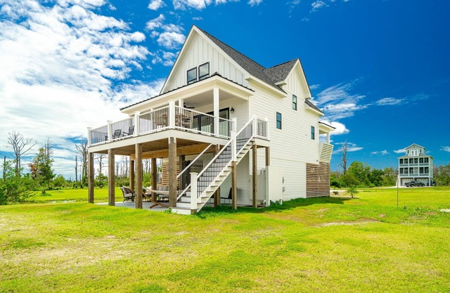 Close to Cape Lookout, Harker’s Island, Beaufort, & Cedar Island Ferry. Sleeps 6