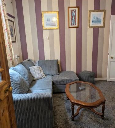 Close to City Center Bungalow walking distance to The Highcross, Abbey Park & Leicester City Long & Short Stays entire apartment with off road parking LE4