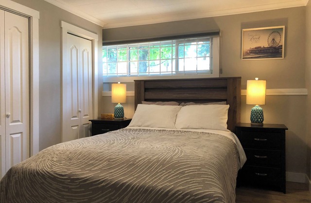Close to downtown/A yard where Deer roam/Pet-Friendly