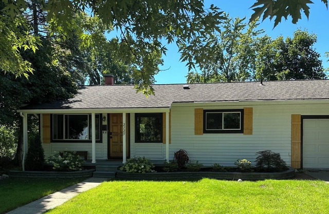 Close to Downtown Ann Arbor, The Big House, U of M Campus and Medical Center