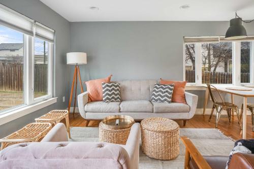 Close to Downtown - Tons of Light & WiFi