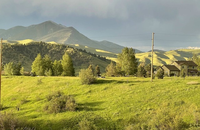 Close to Downtown with Mountain Views