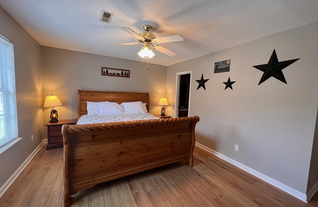 Close to Everything! Hot Tub Pool Bigfoot Bungalow