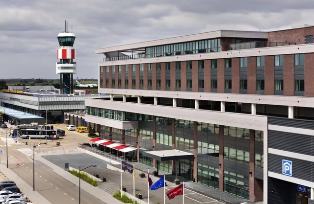 Close to Everything: Airport, Zoo, and City Attractions! Onsite Dining!