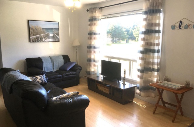 Close to golf and spa! Lakeside Beach Cottage